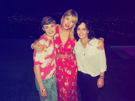 Jakob won european champs as well. Lover Secret Sessions : Taylor Swift Poses With Fans ...