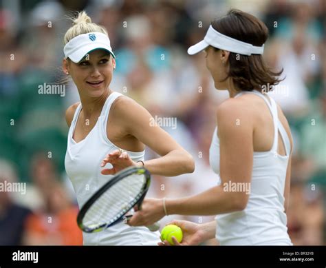 Anna Kournikova Rus Et Martina Hingis Sui Au Cours De La Tennis De