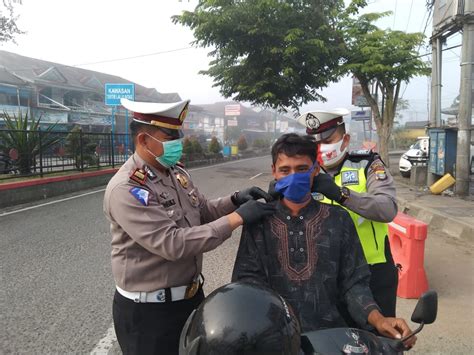 Operasi Patuh Krakatau 2020 Satlantas Polres Lampung Barat Bagikan Masker