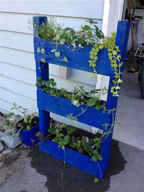Vertical Gardening Out Of Recycle Pallets Pallet Furniture Plans