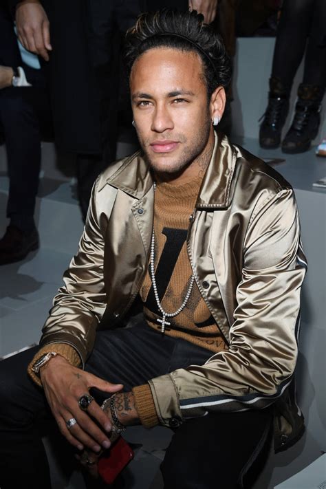 He's blessed with unbelievable skills. Neymar: Sein Style, seine Frisur, seine Tattoos | STYLEBOOK