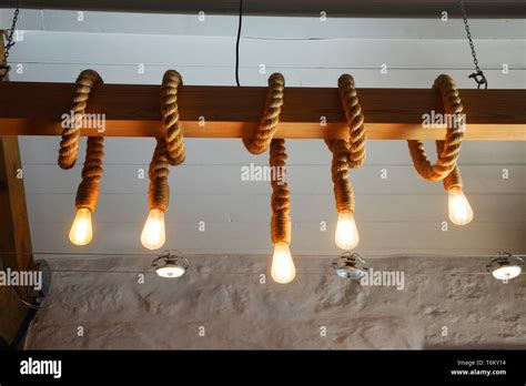 Lichterketten Von Der Decke H Ngen Fotos Und Bildmaterial In Hoher