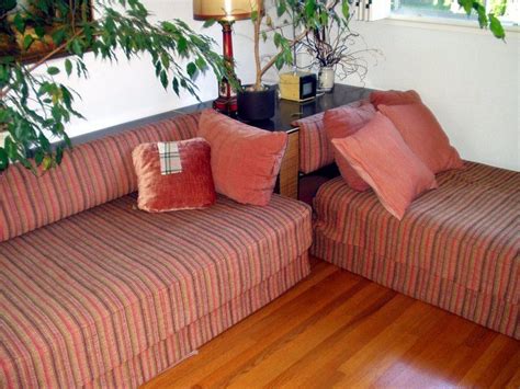 The corner unit is a large 60 sqm 1 bed unit but can be designed as a 2 bedroom unit as well. corner table twin beds | Two Twin Bed/Corner Table Unit ...