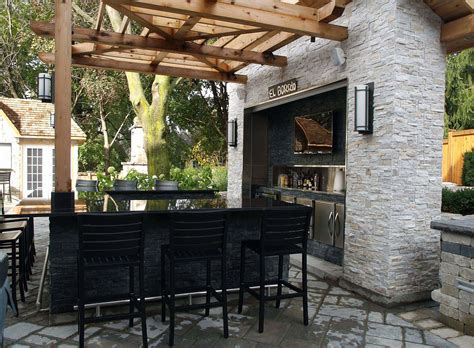 Partying outside is always fun, but who wants to go traipsing back and forth all day for drinks? 10 Outdoor Bar Ideas from Rustic to Lavish - ARCHLUX.NET
