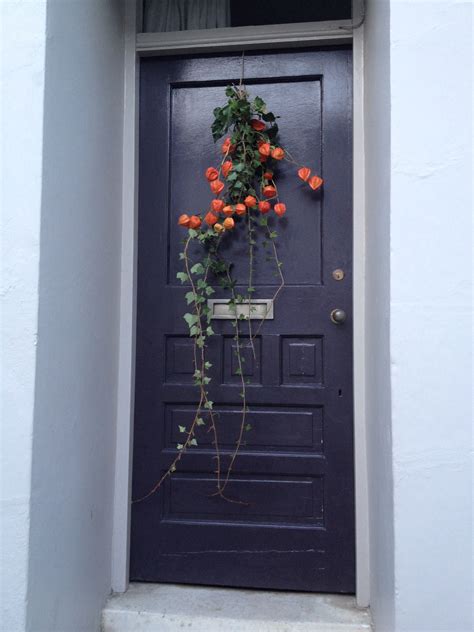 This is a simple and more modern wreath. Modern wreath idea | Modern wreath, Door decorations ...