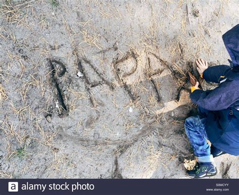 Muchacho Escrito Papá Con Un Palo En La Arena Fotografía De Stock Alamy