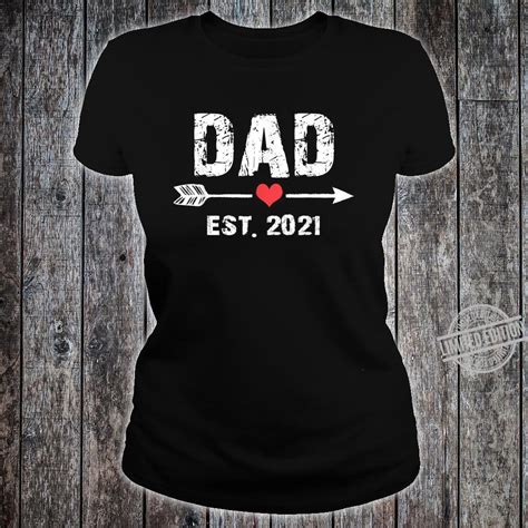 Weird father's day gifts 2020. Mens's Dad Est 2021 Vintage New Dad Fathers Day Shirt