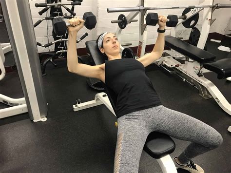 In order to enjoy the benefits of both unilateral and bilateral training, alternate between the two variations. How to Incline Dumbbell Press Correctly and Safely - The ...