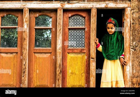 Kashmiri Girl Hi Res Stock Photography And Images Alamy