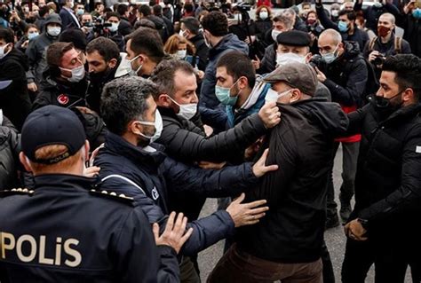 Ahmet K Gezi Anmas N Engelleyen Polislere Seslendi Mafya D Zenine