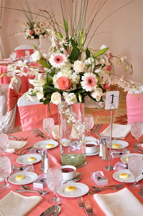 How To Choose The Right Wedding Centerpieces For Round Table