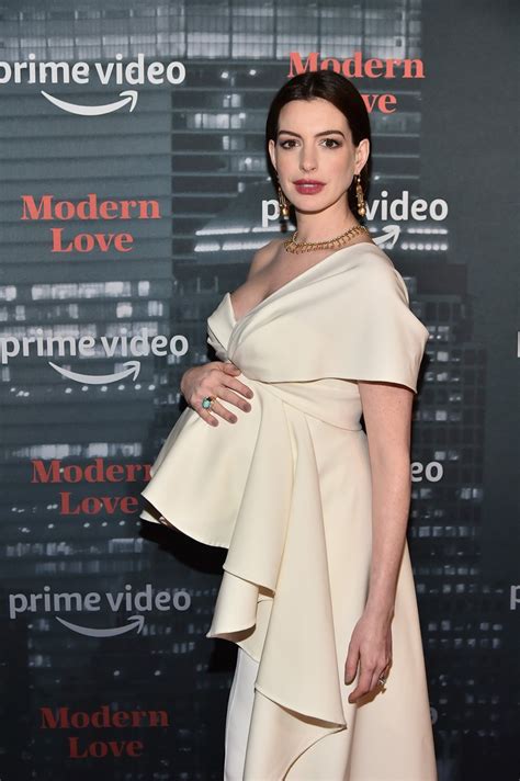 Anne Hathaway Pregnant In White Dress Photos The Fappening