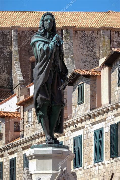 Estatua Del Poeta De Dubrovnik Ivan Gundulic Esculpida Por Ivan Rendic En