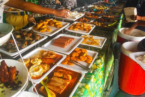 Melaka terkenal dengan masakan yang pastinya akan membuka selera seperti makanan melayu, hidangan cina, india, baba dan nyonya serta portugis yang menjadi kebanggaan negeri ini. 100 Pilihan Lauk Untuk Makan Tengah Hari Di Warung Aja