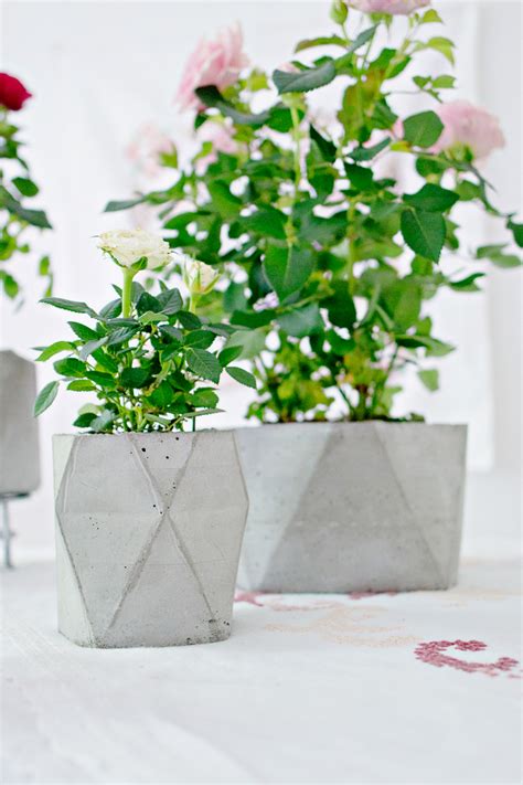 I love creating new homes for my plant babies and these diy concrete planters are the perfect place to start! DIY | Geometric Concrete Planter