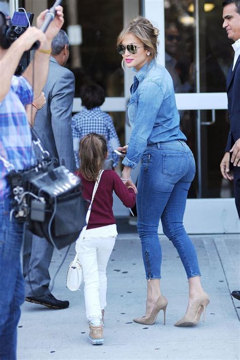 Jennifer Lopez In Blue Jeans Curvy Jeans Fashion Denim Street Style
