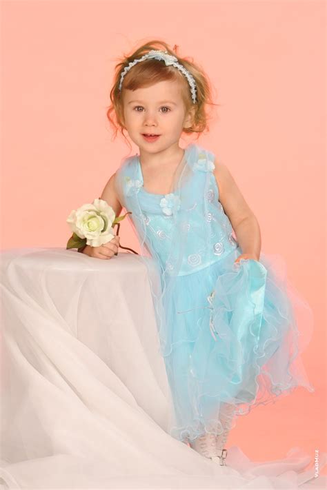 Детское портфолио девочка модель в платье