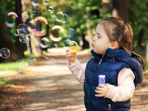 Study Suggests Optimistic Pupils With Happy Childhood Memories Have