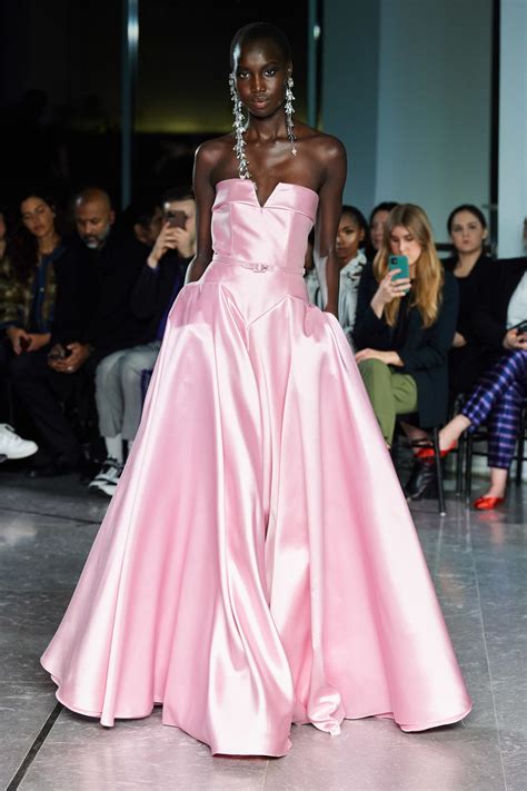 pin by soljurni on pretty in pink runway fashion fashion show naeem khan