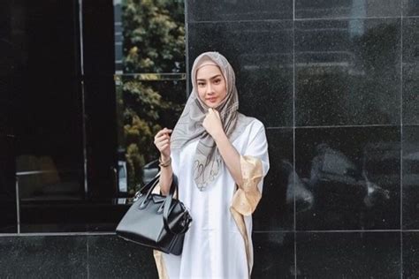 Berbalut Hijab 10 Potret Selebgram Anya Geraldine Yang Curi Perhatian