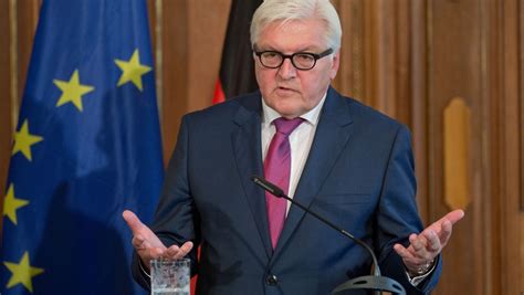 Steinmeier werkte als wetenschappelijk medewerker van de hoogleraar publiekrecht en politieke wetenschappen aan de universiteit van giessen tot hij in 1991 promoveerde. Frank-Walter Steinmeier fordert neue Rüstungskontrollen in ...