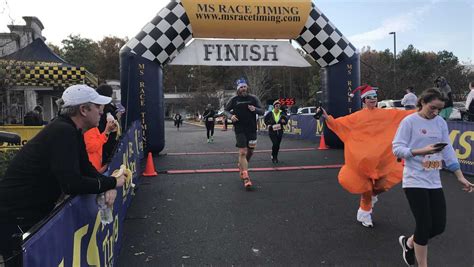 Hundreds of people begin Thanksgiving with a run