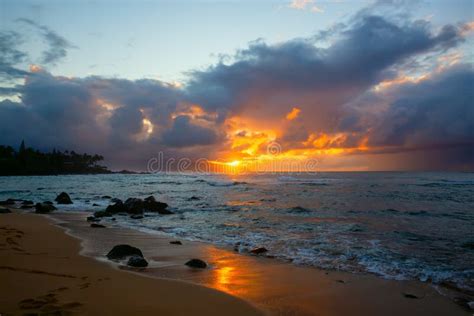 Al Atardecer En La Costa Norte De Oahu Hawaii Imagen De Archivo