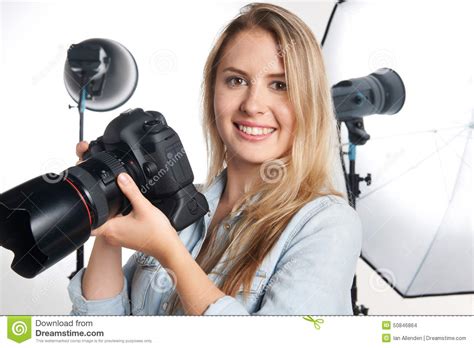 Vrouwelijke Professionele Fotograaf Working In Studio Stock Foto