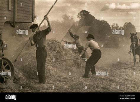 Lettland Um 1920er Jahre Dampfmaschine Mit Drescher Foto Von