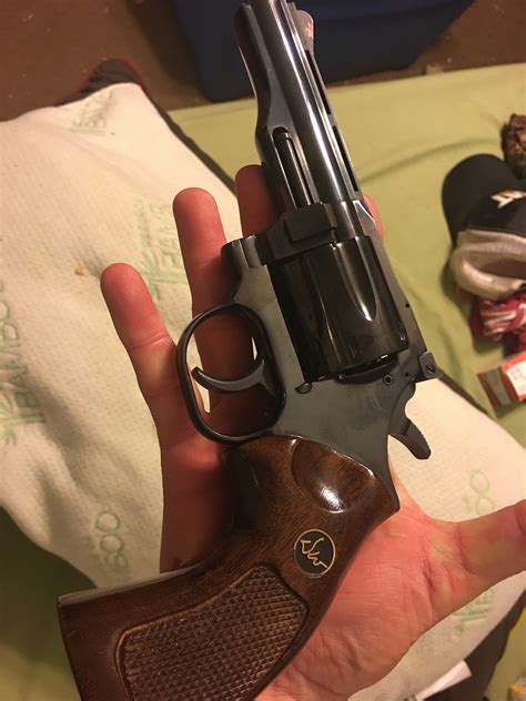Dan Wesson 357 Magnum Ctg Made In Monson Massachusetts 4 Inch Barrel Original Walnut Wood Grips