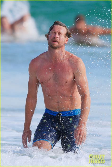 Simon Baker Goes Shirtless In Sydney Ahead Of The Mentalist Series Finale Photo 3308132