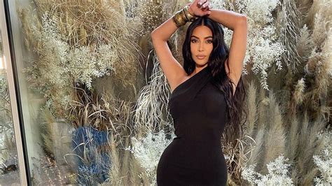 Kim Kardashian Zeigt Ihre Hammerkurven Im Knappen Bikini