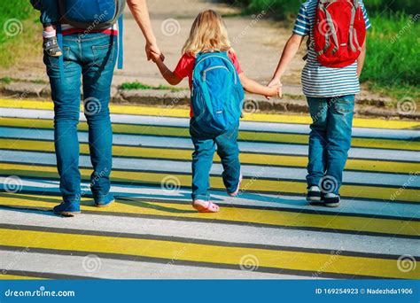 Madre Llevando A Sus Hijos A La Escuela O A La Guardería Imagen De