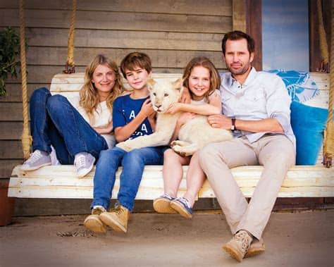 Considérée le meilleur dans son classement, le film mia et le lion blanc en streaming français devient de plus en plus captivant et émouvant. Photo de Langley Kirkwood - Mia et le Lion Blanc : Photo ...