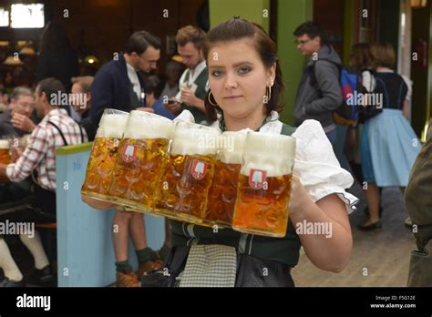 Munich Oktoberfest Beer Girls Wallpaper