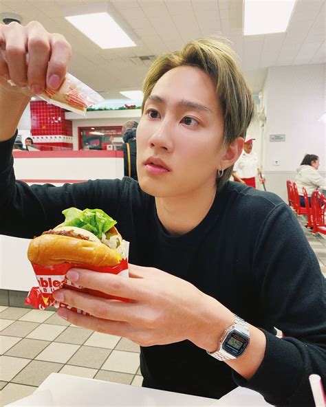 พูดถึง polo เหนิงจะนึกถึง ม้าโปโล เสื้อผ้ากลิ่นอายสปอร์ตแต่ก็ไม่ได้กีฬาจ๋าเกินจะใส่ไปเที่ยวได้ เพราะเสื้อผ้า. อัลบั้มภาพ ต้าเหนิง กัญญาวีร์ ไม่ทราบสัมพันธ์ กัปตัน พลอย ...