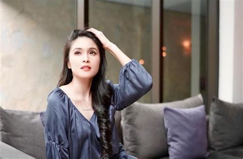 Sandra Dewi Pamer Punggung Seksi Ini Beneran Ibu Dua Anak