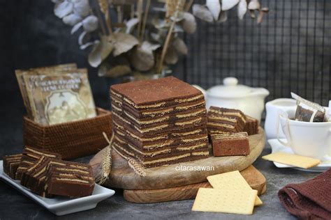 Saya makan ketika masih panas panas kerana dah tak sabar untuk menunggu ianya sejuk. Kek Lapis Chocolate Keju Cracker