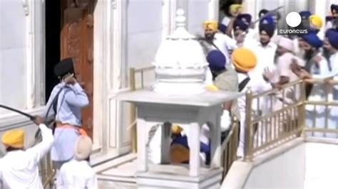 Dramatic Sword Fight Breaks Out Between Sikhs At Golden Temple In India