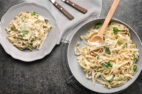 Every bite is so juicy and tender._­↓↓↓↓↓↓ click. Creamy Chicken and Broccoli Pasta - Slender Kitchen