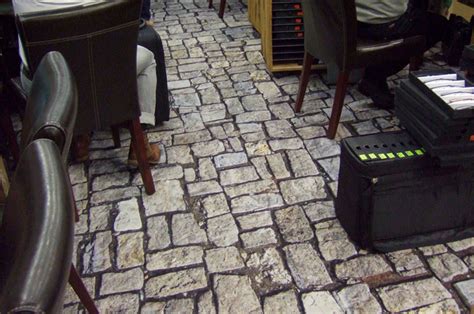 Mal sehen, wer alles darauf runder teppich mit witzigem druck, da wird sich jeder an der wand entlang tasten aus angst, in den. 3D Teppich | Gäste und Kunden begeistern