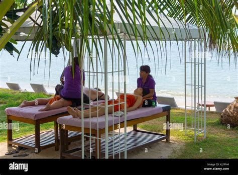 Massage Am Strand Fotos Und Bildmaterial In Hoher Auflösung Alamy