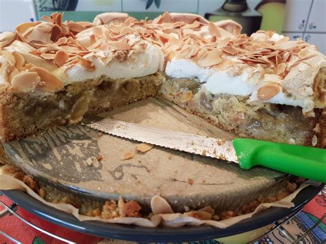 Er sollte rote früchte tragen und die sollten deutlich süßer sein, als die grünen stachelbeeren und da musste der busch natürlich mit. Aus dem Lameng: Stachelbeer- Baiser-Kuchen