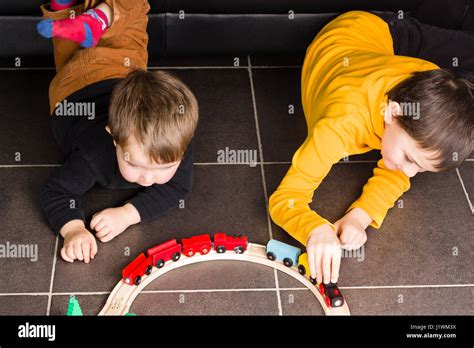Niños Jugando Con Tren De Juguete De Madera Hermanos Construir Trenes De Madera En Su Casa