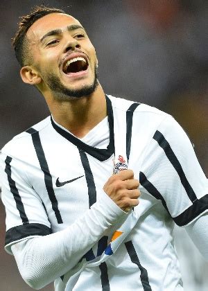 Com 18 anos de idade, claudinho deixou a baixada santista ao trocar o santos pelo corinthians, ainda. Corinthians contrata sete promessas do Santos em pouco ...