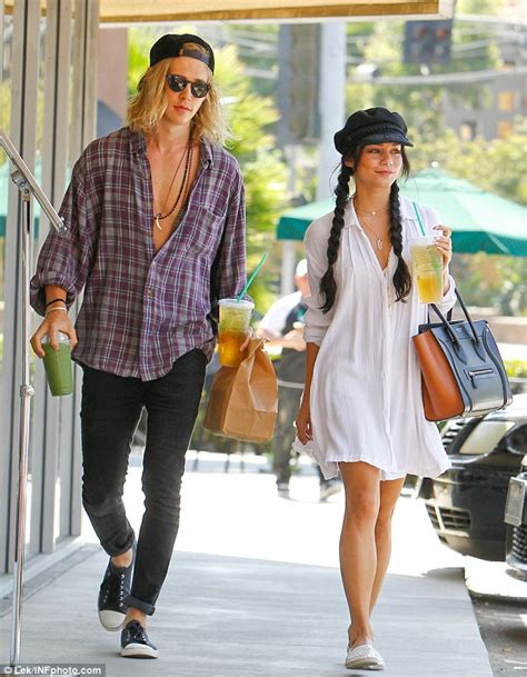 Austin Butler With Girlfriend Vanessa Hudgens At Starbucks Daily Mail