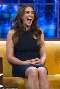 Elizabeth Hurley Gets Kiss From Russell Crowe On The Jonathan Ross Show Daily Mail Online