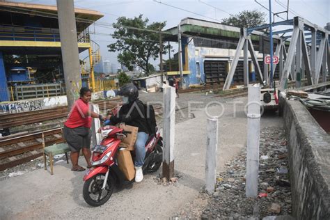 Penutupan Perlintasan Kereta Api Antara Foto