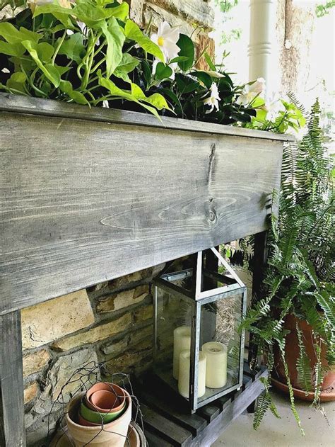 Do a manual wood construction using 1×8, 1×3 and build a planter box, raise it up on 4×4 legs and cover the inside with hardware cloth. DIY angehobene Pflanzer Box | Planter boxes, Diy wood ...