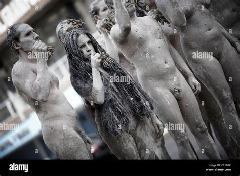 Gruppe junge Nudisten künstlerischen Ausdrucksformen zu Gunsten der indigenen Völker in Buenos